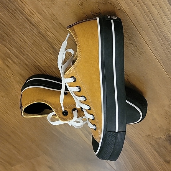 Converse Platform Low Tops, Womans Size 7, EUC - Picture 2 of 7